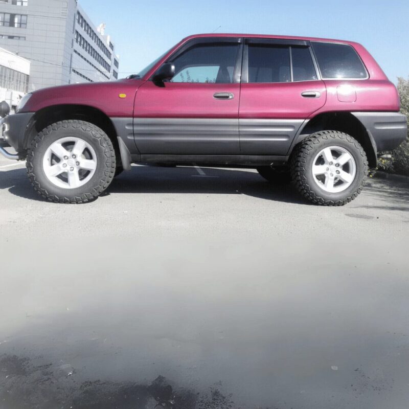 Side view of a Toyota RAV4 I 1994-2000 lifted by 4cm with the ORE4X4 lift kit.