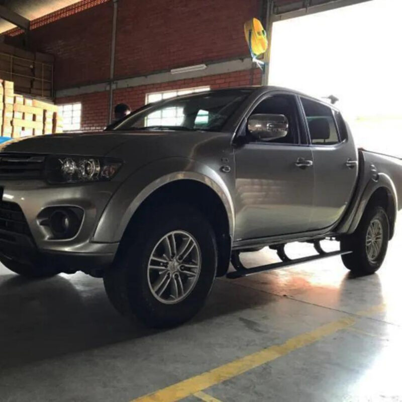 Right side view image of the Mitsubishi L200 Triton with the Mitsubishi L200 Triton 2019+ Electric Side Steps - Phantom installed.