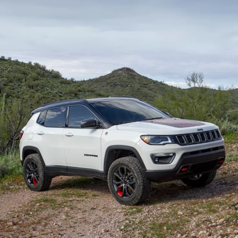Side view of a white Jeep Compass lifted 4cm.