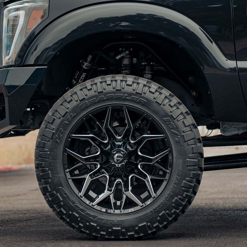 Image displaying the front wheel of a pickup truck equipped with Aluminum Wheels 18″- Fuel Off Road Twitch