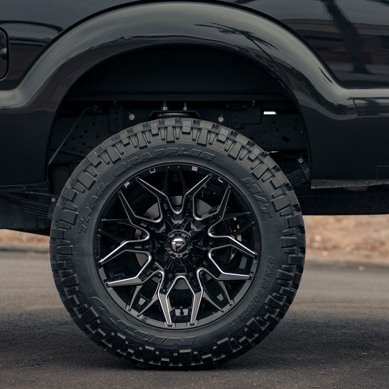 Image displaying the rear wheel of a pickup truck equipped with Aluminum Wheels 18″- Fuel Off Road Twitch