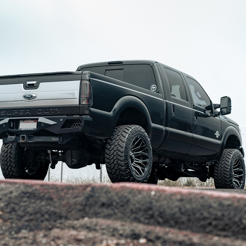 Image displaying the rear view of a pickup truck equipped with Aluminum Wheels 18″- Fuel Off Road Twitch